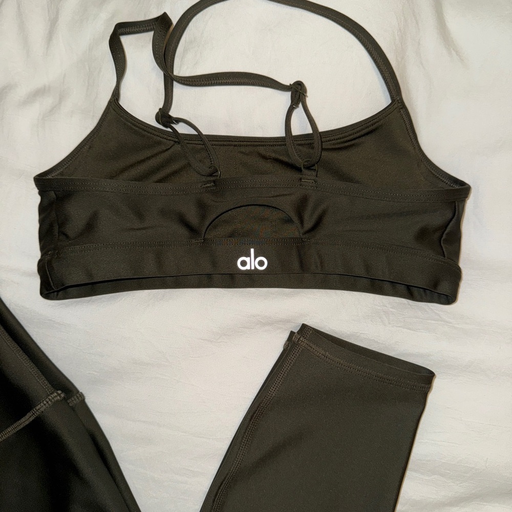 ALO Yoga Airlift Set (Bra & 7/8 Legging) in Green Olive color